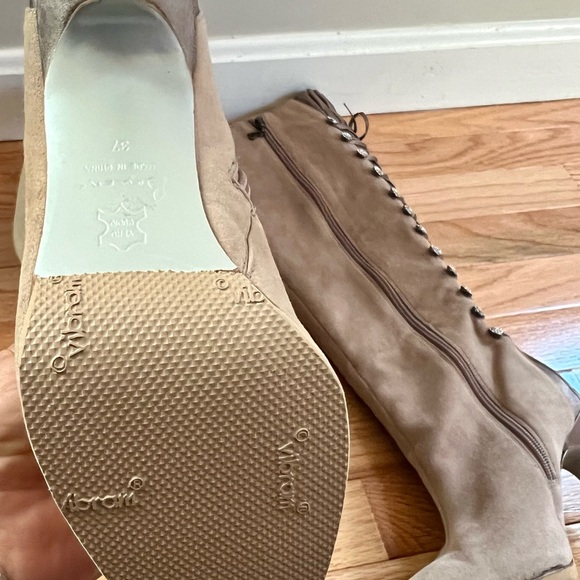 NWOT BOURNE BOOTS UK Designer Bejeweled Lace Up Satin & Suede Tan Sz EU37, US6.5 - Picture 11 of 15